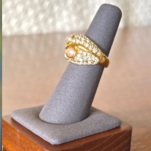 NWOT Monet Goldtone Pearl and Crystal Ring, Sz 6 - Picture 3 of 6